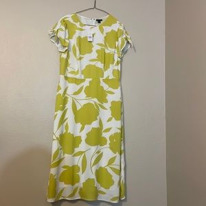 Ann Taylor Beautiful white and chartreuse floral print. 8